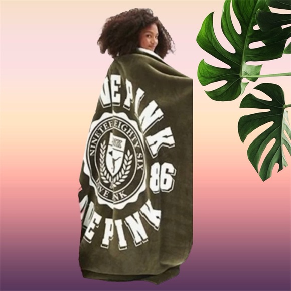 NEW VICTORIA'S SECRET PINK Vintage Green 60" x 72" (bigger size) Sherpa Blanket - Picture 2 of 9